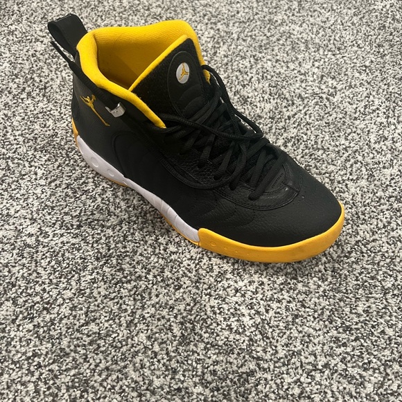 Yellow Jordan junpman 11’s. Price is negotiable - Picture 3 of 5